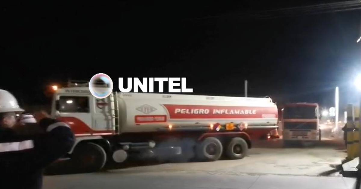 Cisternas de YPFB inician distribución de combustible en La Paz y El Alto tras 12 días de bloqueo