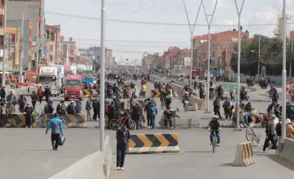 Bloqueos en Bolivia afectan a 1,6 millones y paralizan más del 70 % de industrias en La Paz, alertan empresarios Bloqueos en Bolivia afectan a 1,6 millones y paralizan más del 70 % de industrias en La Paz, alertan empresarios