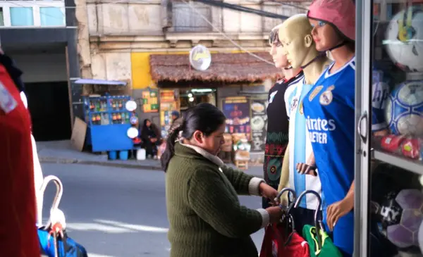 Comerciantes de El Rosario reportan bajas ventas por conflictos y ausencia de Bolivia en Mundial