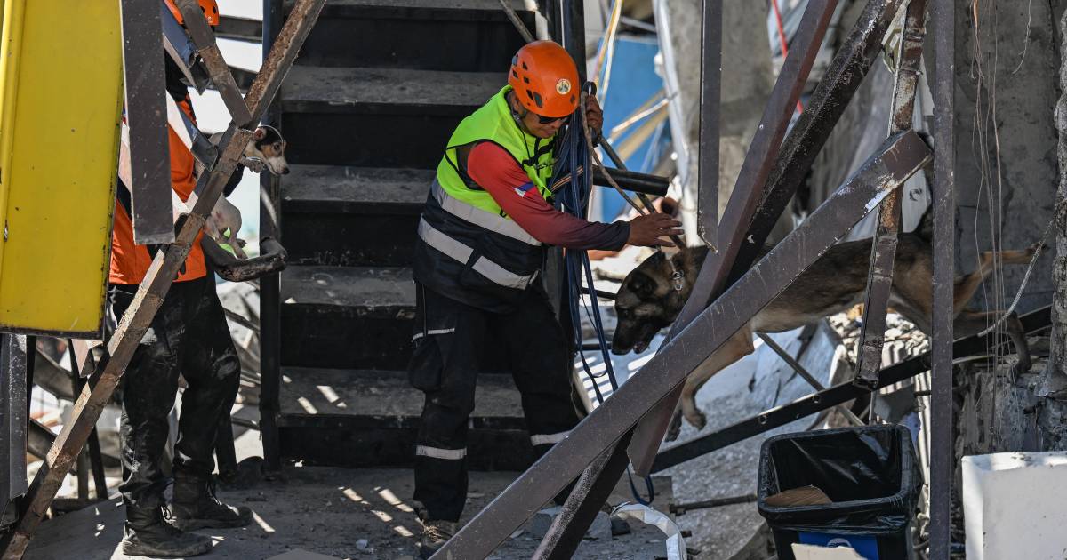 Equipos de rescate despejan carreteras y llevan ayuda a zonas aisladas tras potente terremoto en la provincia de Sarangani