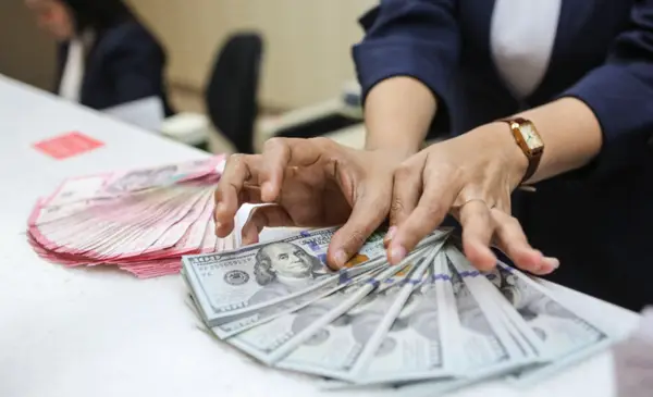 Dólar paralelo en Bolivia registra leve ajuste y se cotiza en Bs 9,92 para la compra