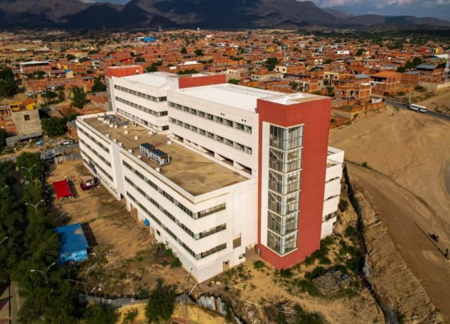 Bloqueos en el eje central ponen en riesgo la vida de pacientes oncológicos de Tarija que no pueden viajar a La Paz