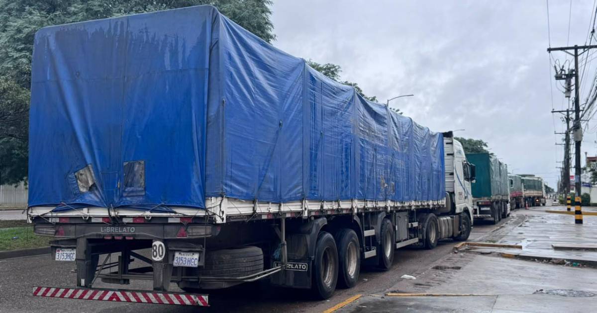 Escasez de diésel provoca largas filas de camiones en Santa Cruz y La Paz
