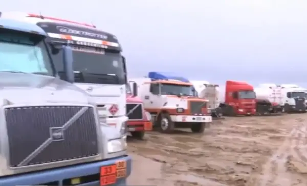 Decenas de conductores de cisternas acumulan semanas de espera para descargar combustible en refinería de Palmasola