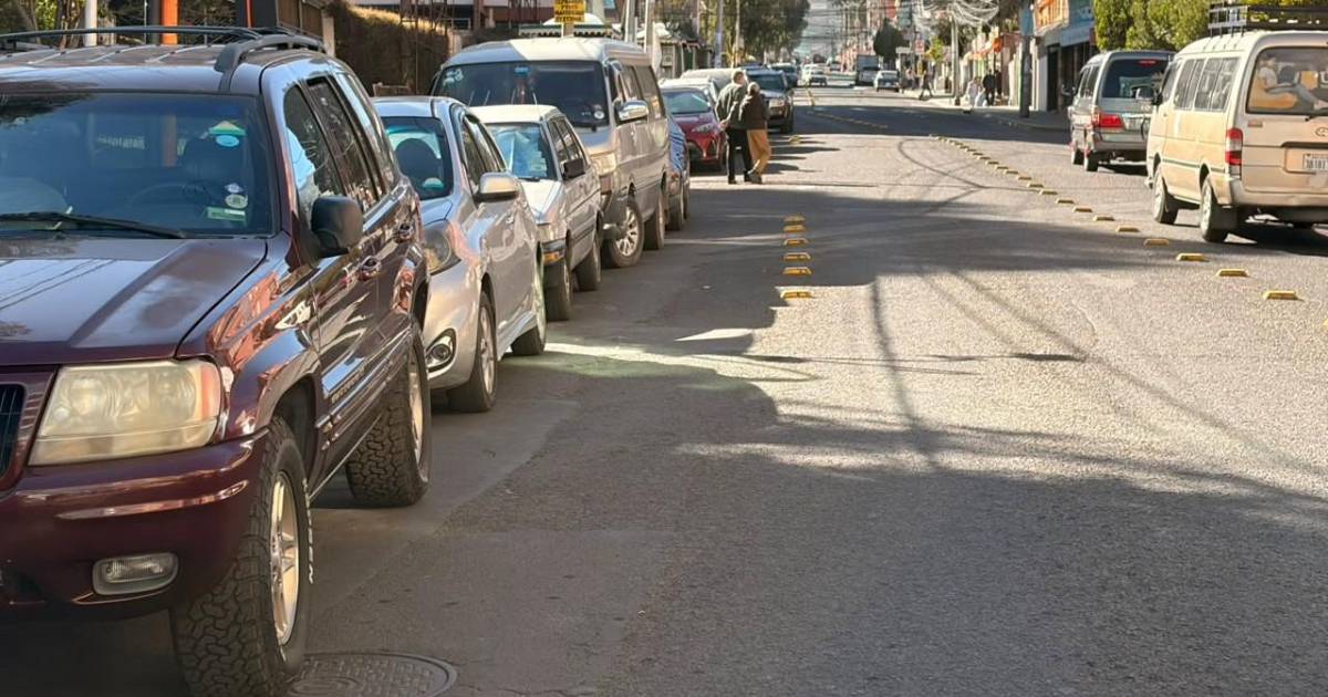 Extensas filas en surtidores de La Paz y El Alto por bajo saldo de combustibles pese a ausencia de bloqueos en Senkata