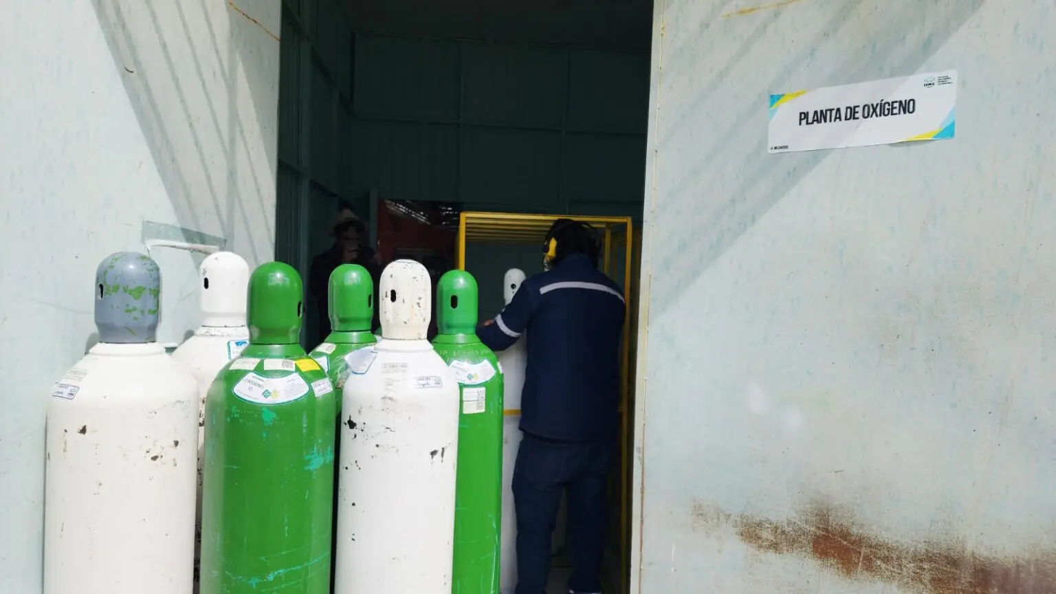 UMSA trabaja 24 horas para abastecer con oxígeno medicinal a 11 centros de salud públicos y privados