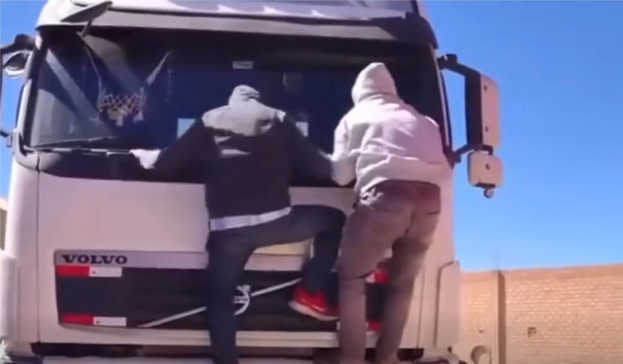 Mujeres periodistas y Cruz Roja brindan ayuda humanitaria a transportistas varados en Oruro Mujeres periodistas y Cruz Roja brindan ayuda humanitaria a transportistas varados en Oruro