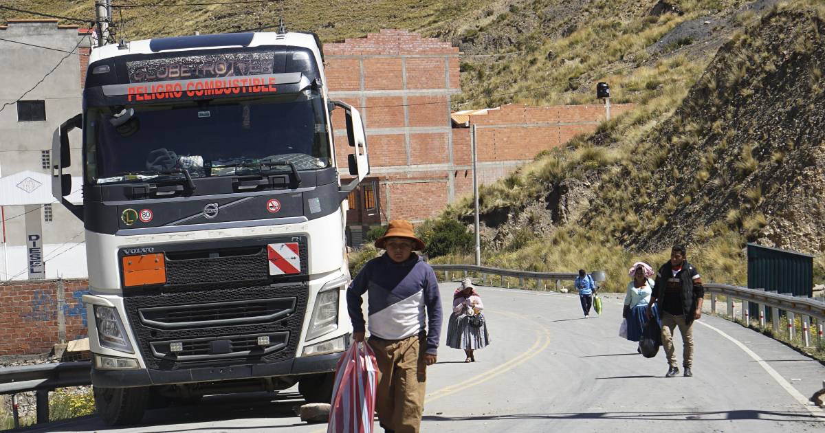 Presidente de la Cámara de Transporte Pesado acusa al Gobierno y a la COB de mantenerlos “rehenes” en las carreteras Presidente de la Cámara de Transporte Pesado acusa al Gobierno y a la COB de mantenerlos “rehenes” en las carreteras