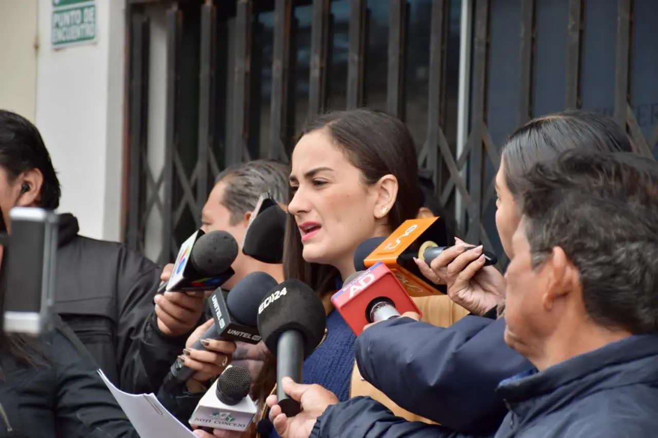 Luisa Nayar denuncia penalmente a Jhonny Fernández y exsecretaria de Salud por sobreprecio en compra de hospitales móviles Luisa Nayar denuncia penalmente a Jhonny Fernández y exsecretaria de Salud por sobreprecio en compra de hospitales móviles
