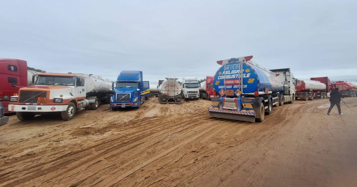 Más de 700 cisternas esperan semanas para descargar combustible en refinería de Palmasola