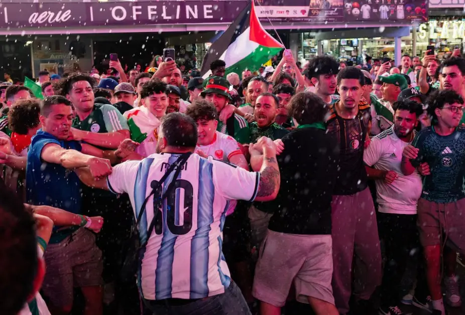Incidentes violentos entre hinchas de Argentina y Argelia en Times Square horas antes del Mundial 2026 Incidentes violentos entre hinchas de Argentina y Argelia en Times Square horas antes del Mundial 2026