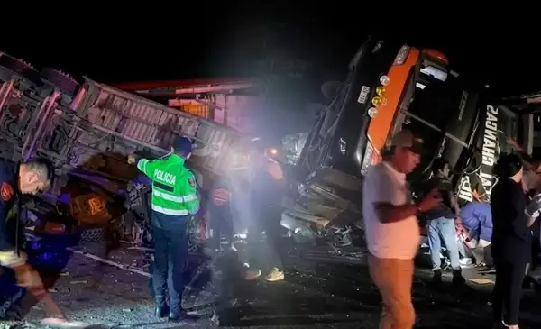 Al menos 11 muertos y 20 heridos tras volcadura de bus interprovincial en la Carretera Central de Perú