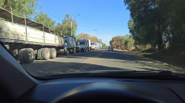 Aumento temporal en demanda de diésel genera largas filas en estaciones de Tarija tras desbloqueos Aumento temporal en demanda de diésel genera largas filas en estaciones de Tarija tras desbloqueos