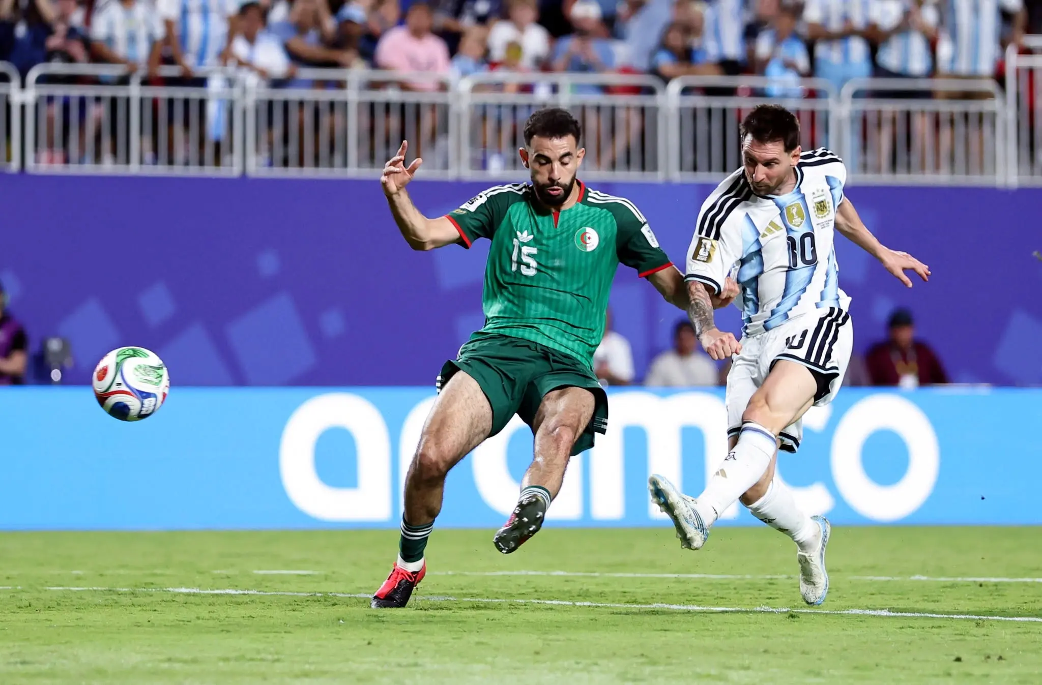 Lionel Messi lidera a Argentina con un hat trick en el debut victorioso ante Argelia en el Mundial 202