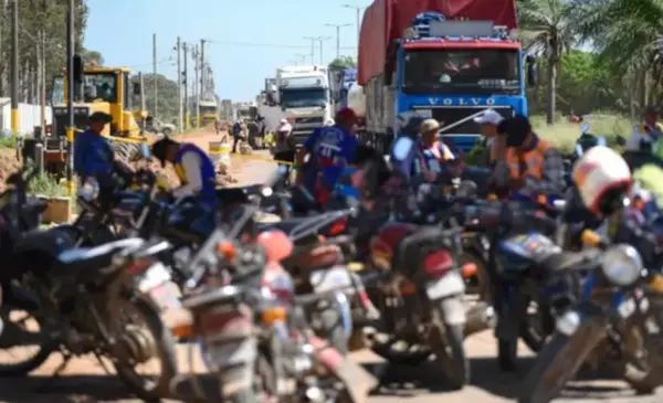 Mototaxistas bloquean Puerto Pailas, Pailón y Guarayos exigiendo solución a problemas por calidad del combustible
