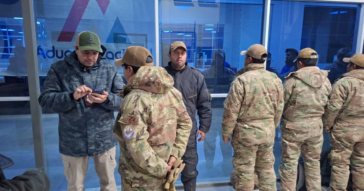 Cinco militares bolivianos retenidos en Chile por ingreso irregular retornan sin armamento