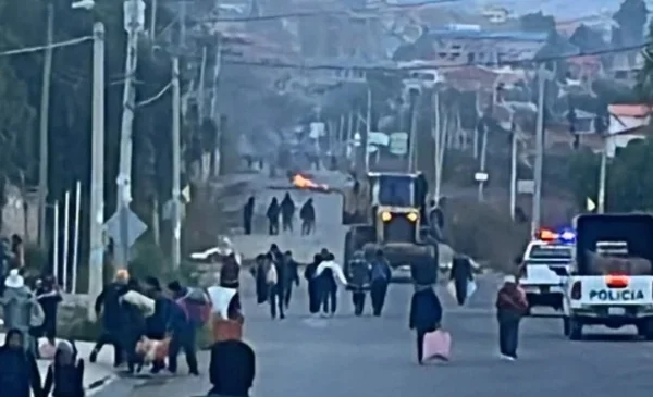 Bloqueos en zona sur de La Paz afectan abastecimiento y elevan precios de alimentos frescos
