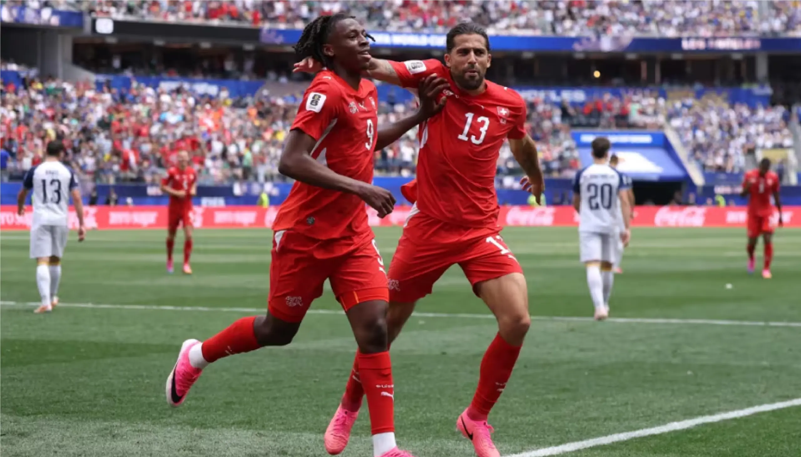 Rubén Vargas y Johan Manzambi cambian el rumbo y acercan a Suiza a los 16avos de final