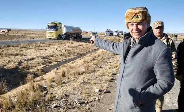 Ministro Justiniano anuncia apertura total de la carretera La Paz–Oruro tras más de 50 días de bloqueos