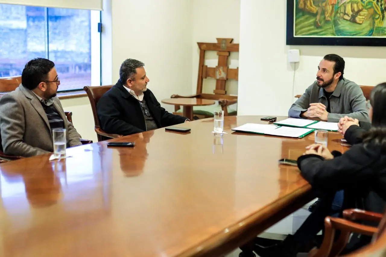 Gobernador de Santa Cruz firma convenio con Agetic para impulsar la transformación digital en la gestión pública Gobernador de Santa Cruz firma convenio con Agetic para impulsar la transformación digital en la gestión pública