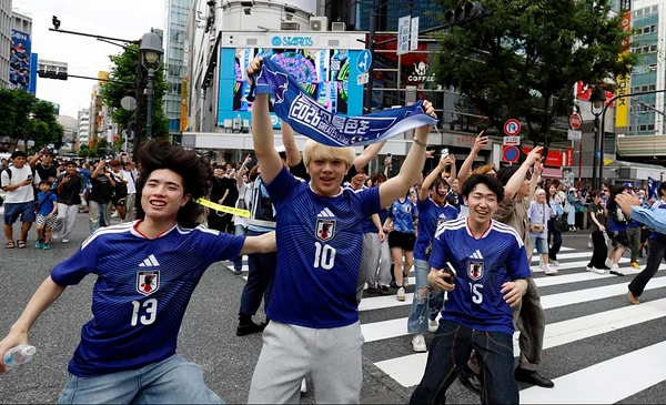 La pasión del Mundial une culturas: japoneses y músicos locales vibran al ritmo de “La Zorra”