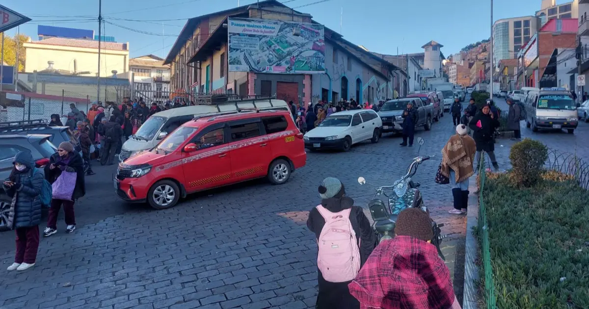 Provisión de gasolina y diésel en La Paz se normaliza paulatinamente, confirma vocero presidencial