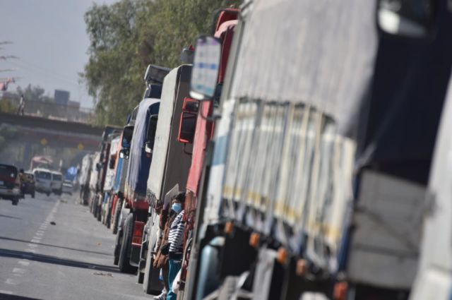 YPFB realiza control de calidad a combustibles retenidos antes de su distribución, lo que podría retrasar el abastecimiento