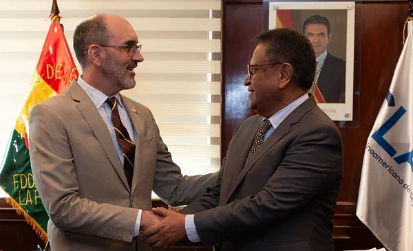 EE.UU. y Bolivia fortalecen cooperación para dotar de equipos a la Policía y restablecer el orden público EE.UU. y Bolivia fortalecen cooperación para dotar de equipos a la Policía y restablecer el orden público