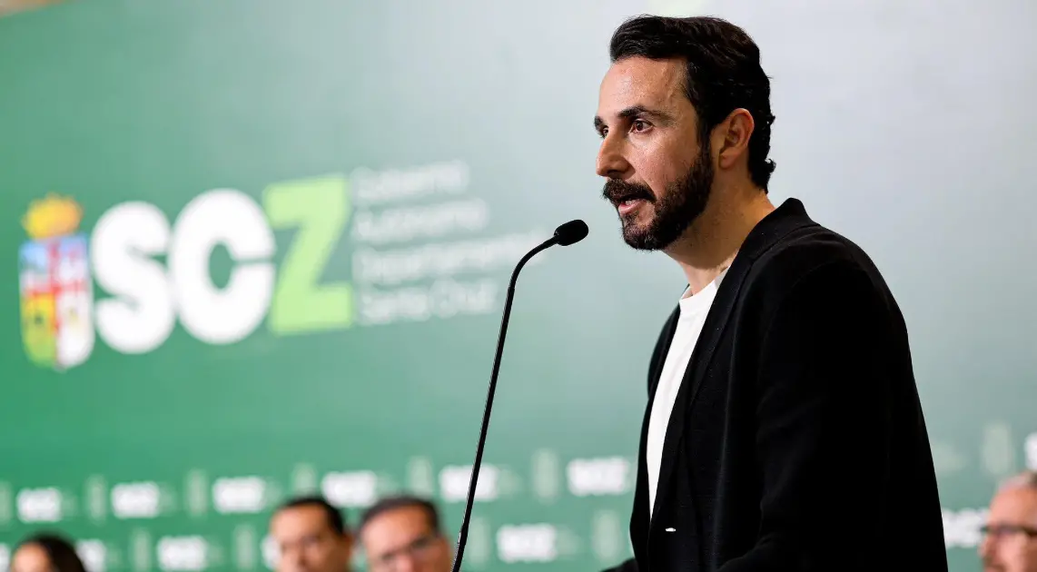 Gobernador Velasco firma acuerdo para desbloqueo en San Julián y evita responder críticas de la oposición