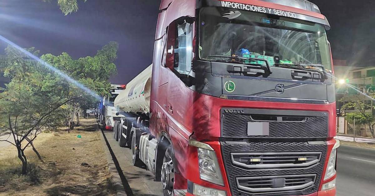 Largas filas de vehículos y camiones esperan diésel en estaciones de Santa Cruz desde la noche del domingo
