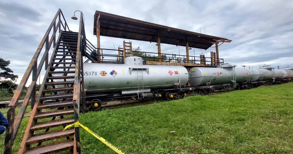 Tren transporta un millón de litros de gasolina a la refinería Palmasola tras tres años de pausa