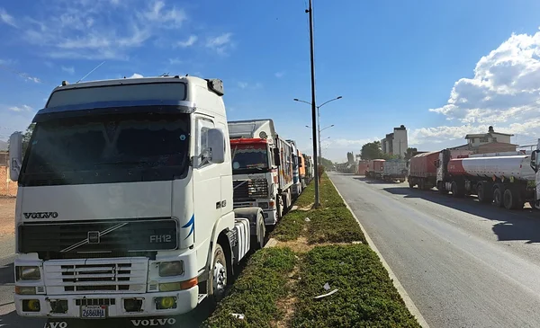 Persisten largas filas para cargar combustible en Cochabamba, conductores esperan hasta tres días