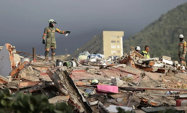 Rescatistas internacionales continúan búsqueda de sobrevivientes y cadáveres tras terremotos en La Guaira