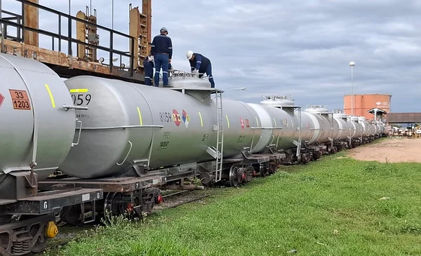 YPFB reactiva transporte ferroviario de combustibles con llegada de un millón de litros de gasolina
