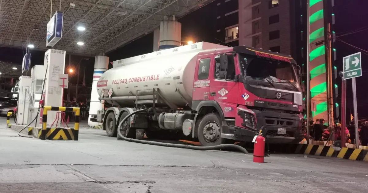 Ministro Blanco asegura que YPFB distribuye más combustible que la demanda y pide no llenar tanques completamente