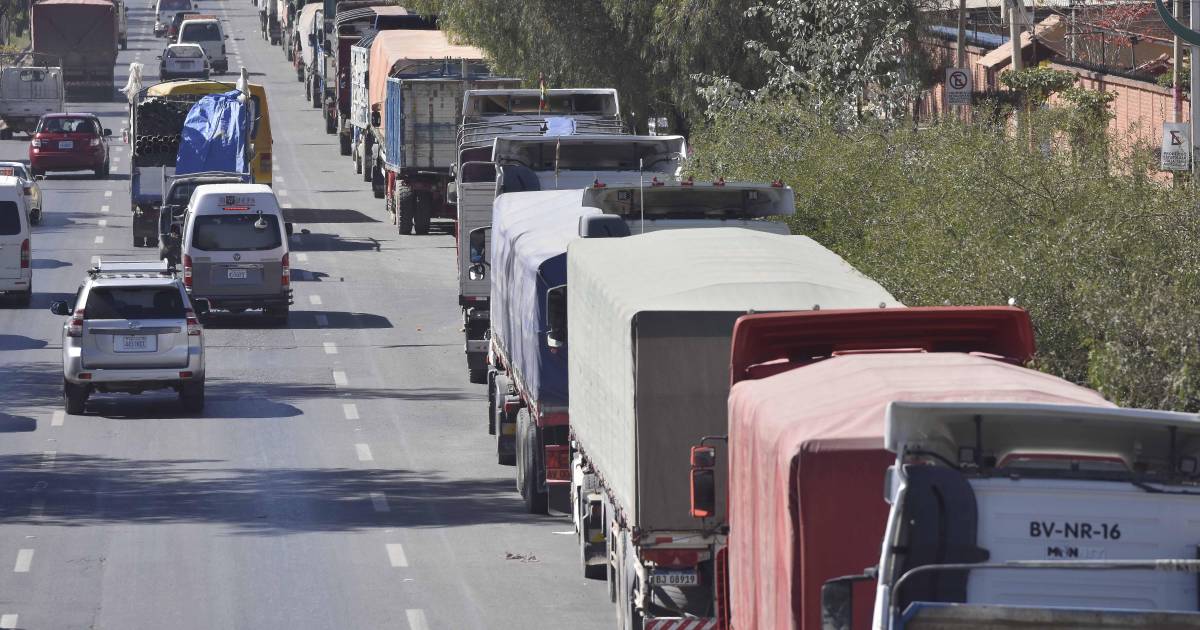 Transportistas de Potosí denuncian largas filas y pernoctan en vehículos por escasez de combustible